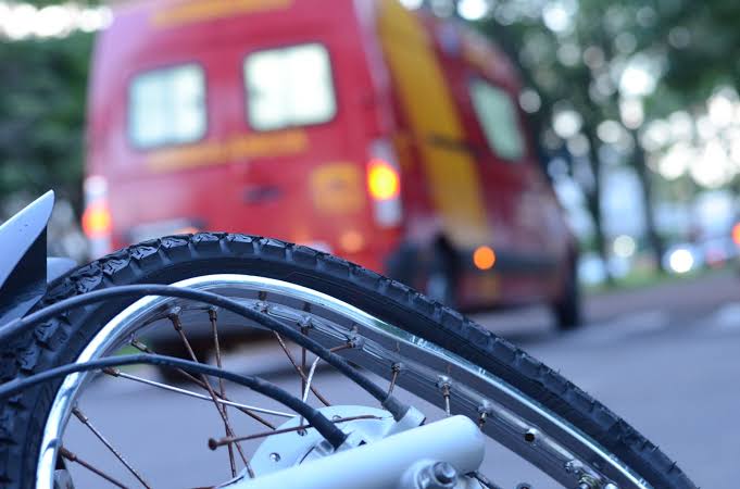 Acidente entre motos deixa três feridos em Itaúna - Rádio Santana FM -  Notícias de Itaúna e Região