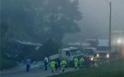Itatiaiuçu: Ônibus da viação Itaúna é atingido por carreta na BR-381