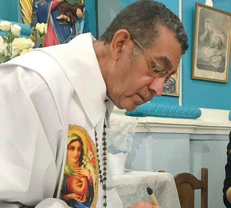 Seguidor da Rádio Santana divulga foto do padre Zé Luiz se equilibrando em cruz